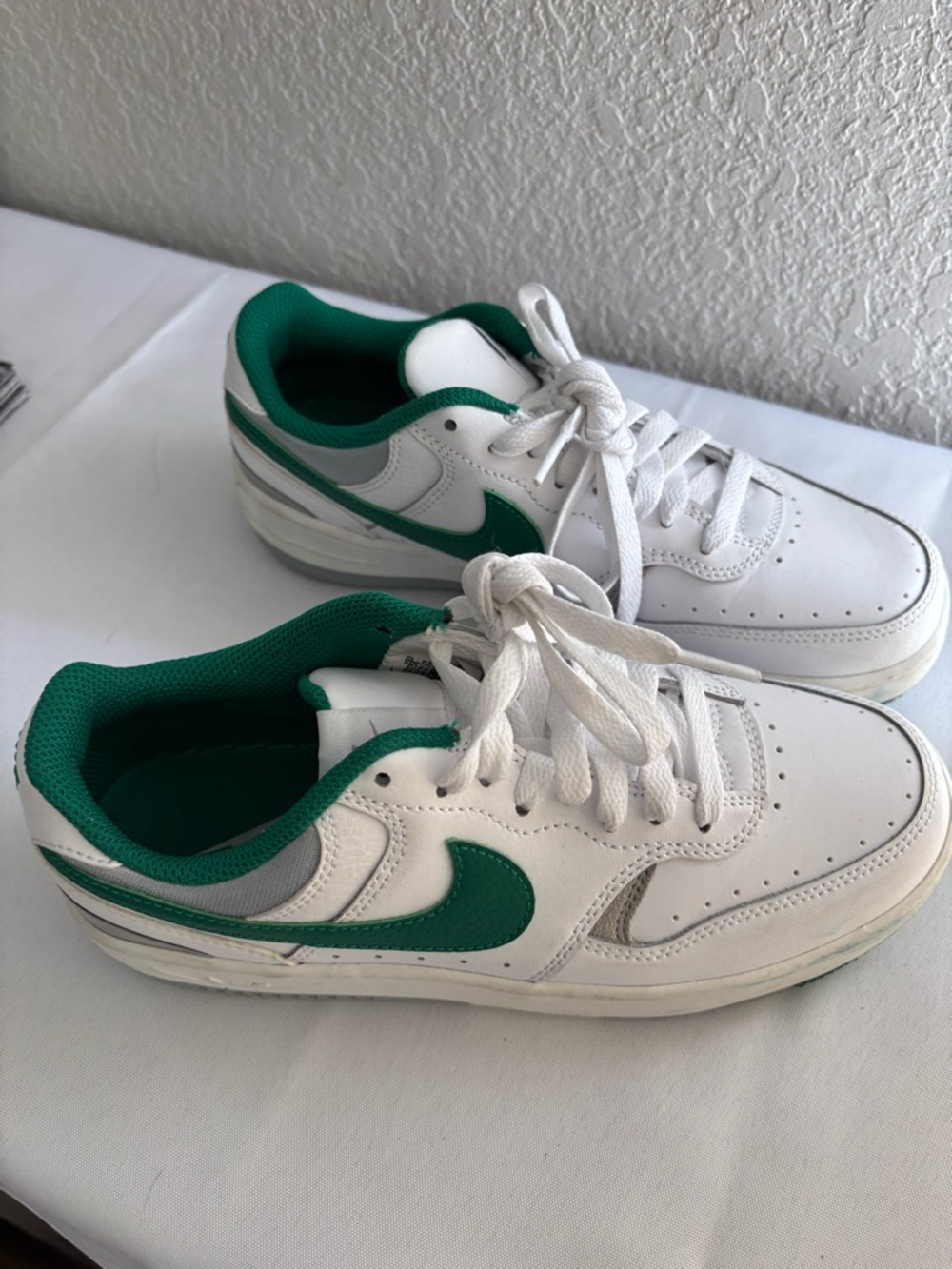 Nike White and Green Low-Top Athletic Sneakers